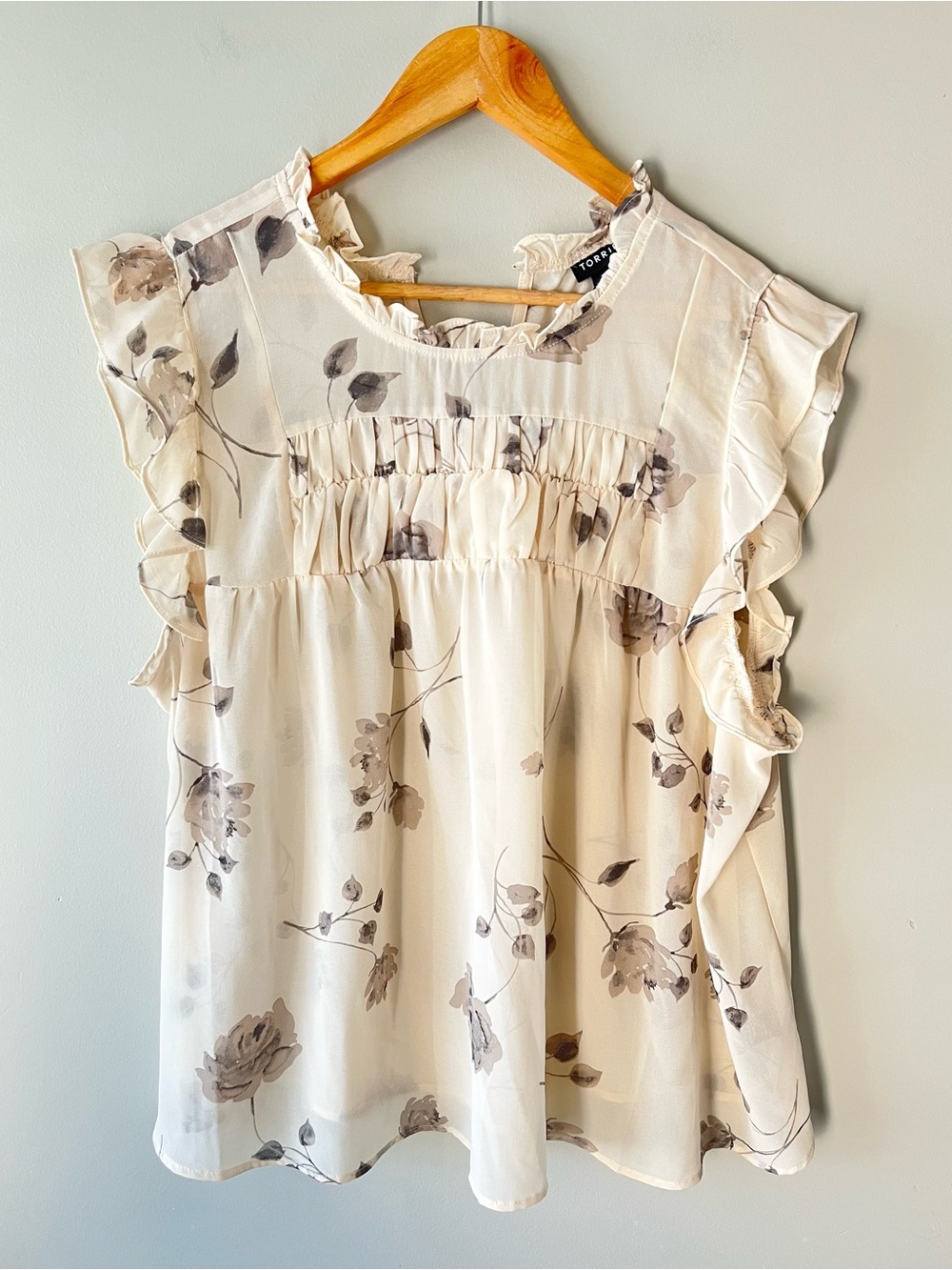 torrid Cream & Gray Floral Ruffle Sleeve Sheer Blouse Size 14/16 (1) - classy